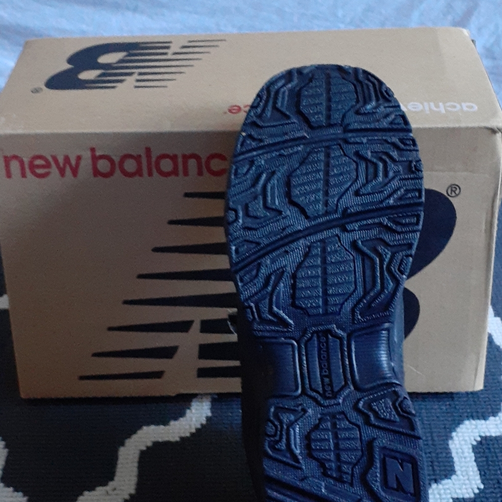 New balance shoe - Picture 3 of 4